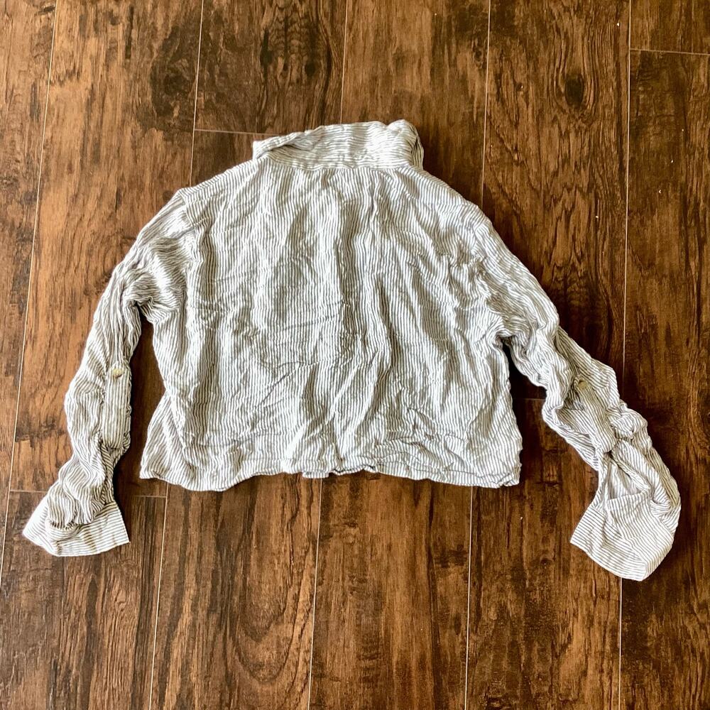 Sim & Sam Cropped Button Down - Picture 5 of 6